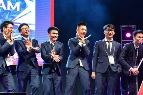 越南6名学生以优异表现摘下了两枚金牌和四枚银牌，让越南队进入最佳成绩前十名榜单