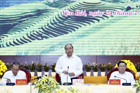 阮春福主持召开越共十三大经济社会小组与北部山区各省的工作会议