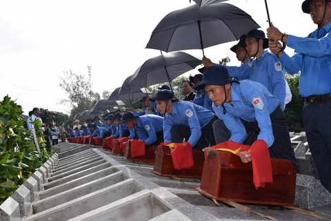 在柬牺牲的越南志愿军和专家遗骸追悼会及安葬仪式在同塔省举行