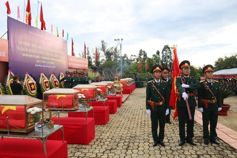 在柬牺牲的越南烈士追掉会及遗骸安葬仪式在平福省举行