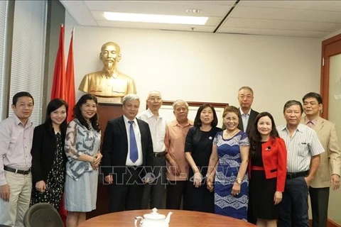 越南《共产主义杂志》干部代表团访问加拿大