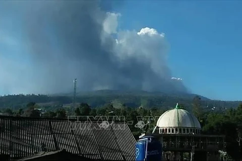 印尼万隆覆舟火山喷发