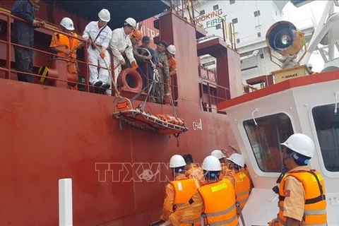 越南对海上遇险的菲律宾船员进行紧急救援