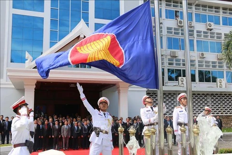 老挝举行东盟会旗升旗仪式 庆祝东盟成立52周年