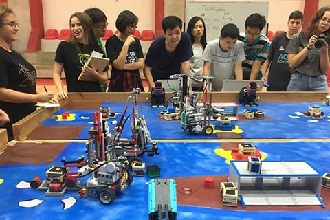 越南学生代表团赴以色列参加机器人夏令营