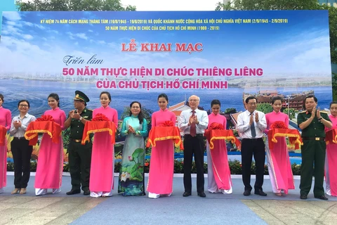  “纪念胡志明主席遗嘱落实50周年”图书展在胡志明市举行