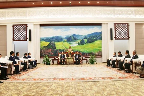 老挝人民革命党中央总书记、国家主席本扬·沃拉吉会见越共中央办公厅代表团