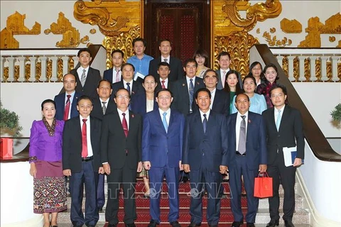 越南政府副总理王廷惠会见老挝国会副主席本邦