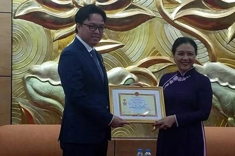 柬埔寨驻越南大使荣获“致力于各民族和平友谊”纪念章