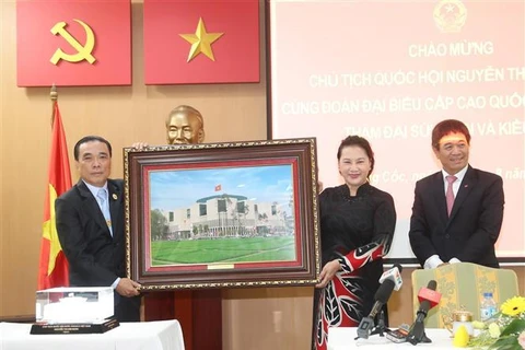 越南国会主席阮氏金银造访越南驻泰国大使馆 与大使馆工作人员和旅泰越南人交谈