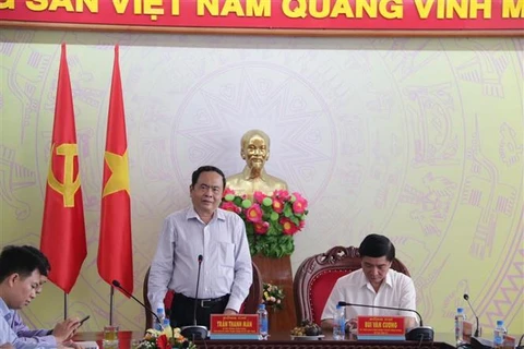 越南祖国阵线中央委员会主席陈青敏看望慰问得乐省受灾群众