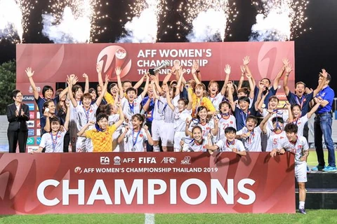 阮春福总理祝贺越南队夺得2019年东南亚女子足球锦标赛冠军