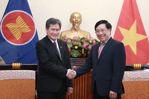 越南政府副总理兼外长范平明会见东盟秘书长林玉辉