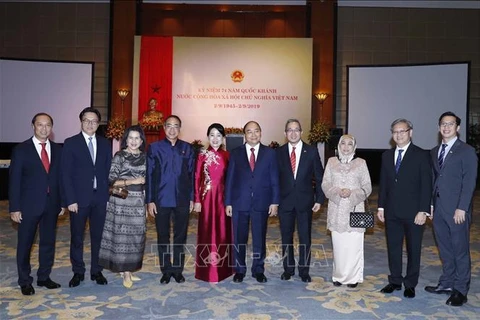越南政府总理与夫人为各国大使与代表机构领导举行国庆招待会