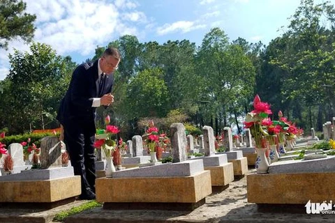 美国驻越大使克里滕布林克拜谒长山国家烈士陵园
