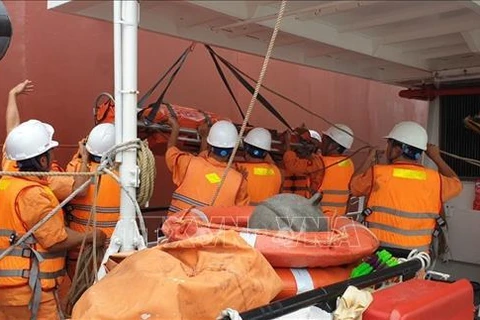 越南成功急救海上遇险的外国船员