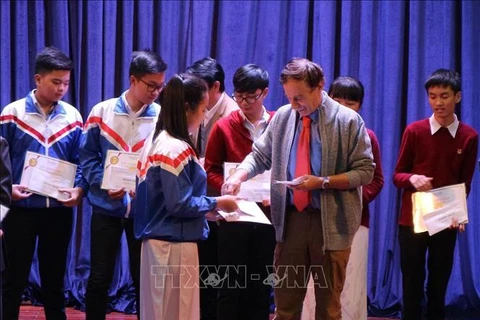 越南优秀学生荣获瓦莱奖学金
