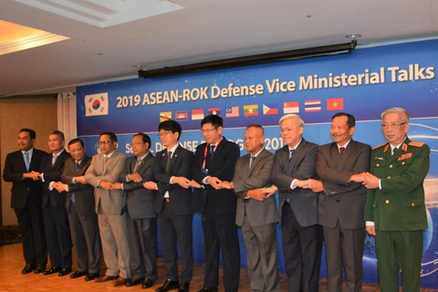 大力促进东盟与韩国全面防务合作