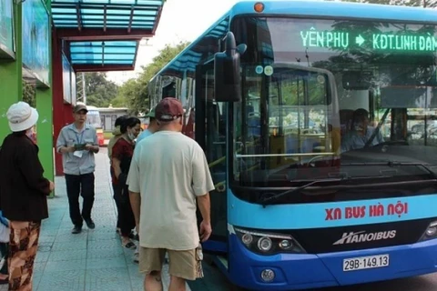 河内市民排队办理公交车免费卡 