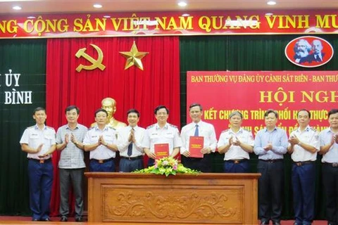 越南海警与广平省渔民并肩同行