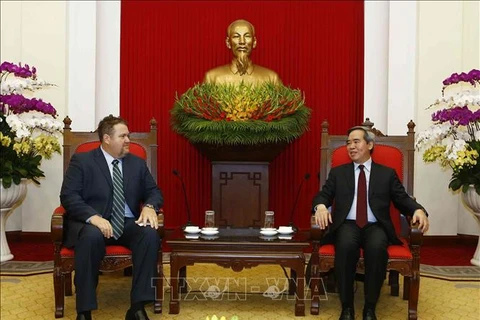 越共中央经济部长会见美国爱依斯电力公司越南市场总监