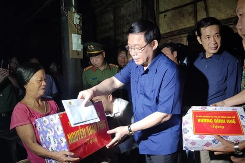 政府副总理王廷惠走访慰问广平和河静两省洪灾受灾群众