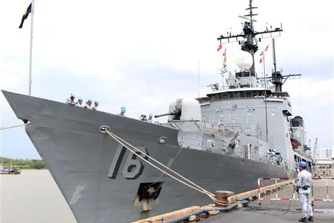 菲律宾海军军舰对越南进行友好访问