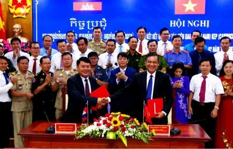 越南坚江省与柬埔寨白马省加强合作