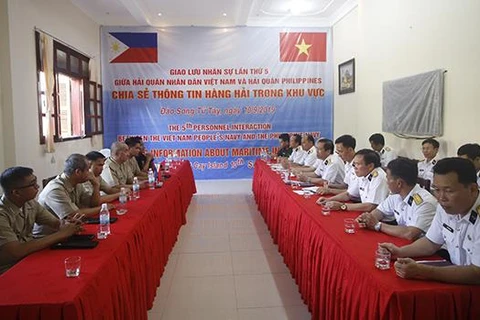 越南和菲律宾海军在双子西岛上举行交流活动