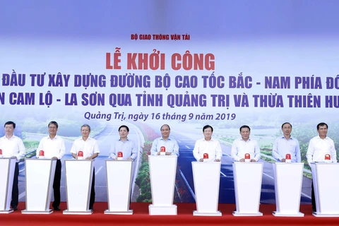 政府总理阮春福出席2017-2020年阶段东部北南高速公路甘露-罗山路段建设项目动工兴建仪式