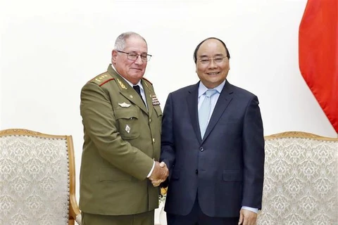 越南政府总理阮春福会见古巴革命武装力量部第一副部长兼总参谋长 