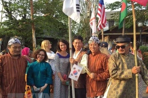 越南画家代表团参加印尼国际艺术展