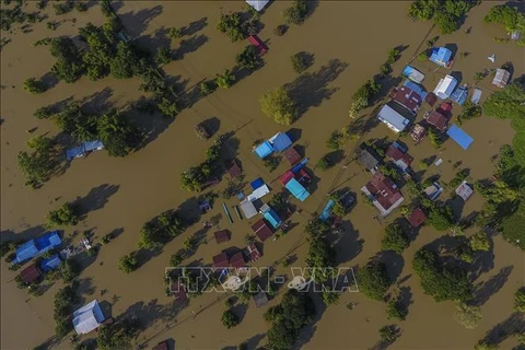 泰国遭遇暴雨洪水袭击导致数万人撤离