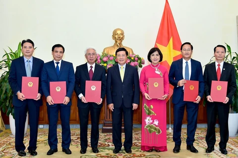 2019-2022年任期六位新任驻外大使任命书颁发仪式在河内举行