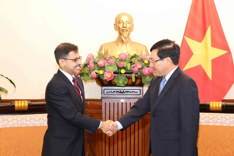 越南政府副总理兼外长范平明会见印度新任驻越大使普拉奈·维尔马