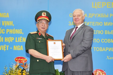 越南国防部副部长阮志咏荣获俄罗斯友谊勋章