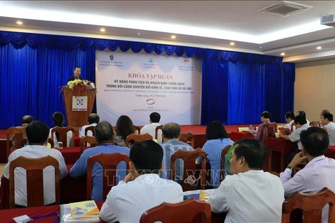永隆省提高人民议会代表的政策分析和策划技能
