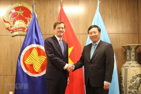 越南政府副总理兼外交部部长范平明在联合国大会期间同各国领导举行双边会晤