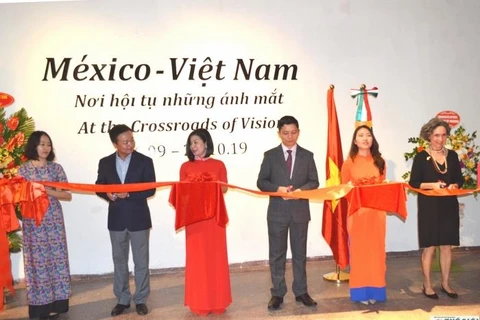 题为“眼神汇聚之地”的越南与墨西哥图片展在河内举行