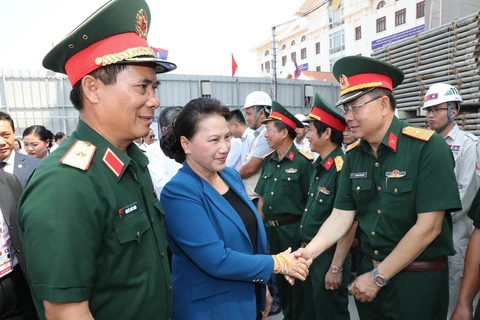 越南国会主席阮氏金银到老挝国会大厦施工现场视察督导