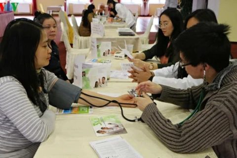 越南青年医生为在捷越南人改善身体状况做出努力