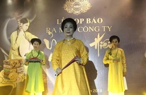阮德禄-复原古代服装的越南年轻人