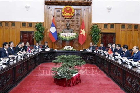 越南政府总理阮春福与老挝总理通伦·西苏里举行会谈