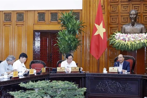 越南政府总理阮春福主持召开越共十三大经济社会常设小组会议
