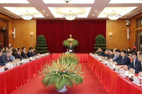 越共中央经济部长会见前来参加2019年工业4.0高级论坛的代表
