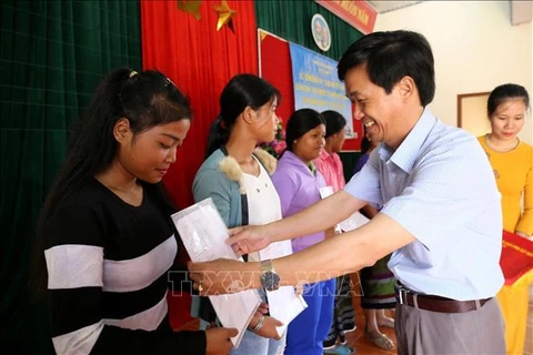 越南广治省350名老挝公民加入越南国籍