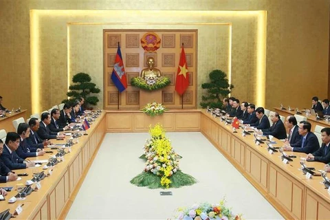 越南政府总理阮春福同柬埔寨首相洪森举行会谈