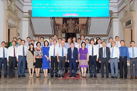胡志明市领导人会见越南新任驻外使节代表团