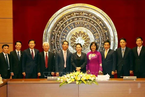 国会主席阮氏金银会见越南驻外大使和首席代表