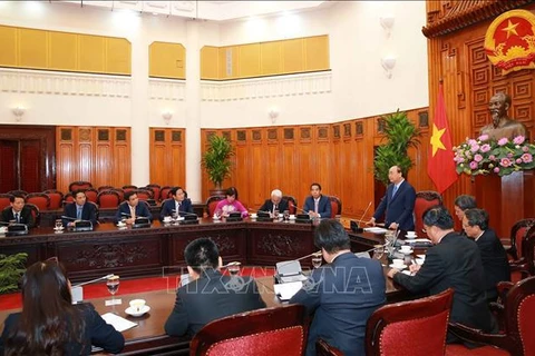 阮春福总理会见越南驻外大使和首席代表
